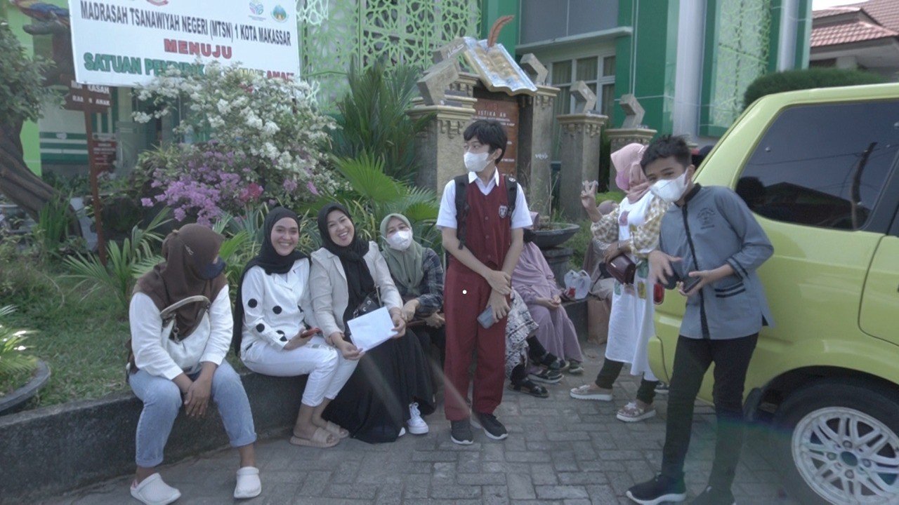 Antusias Orang Tua Mengantar Buah Hati Mengikuti Tes Qira\'ah Sebagai Salah Satu Syarat Masuk Madrasah Tsanawiyah Negeri 1 Kota Makassar
