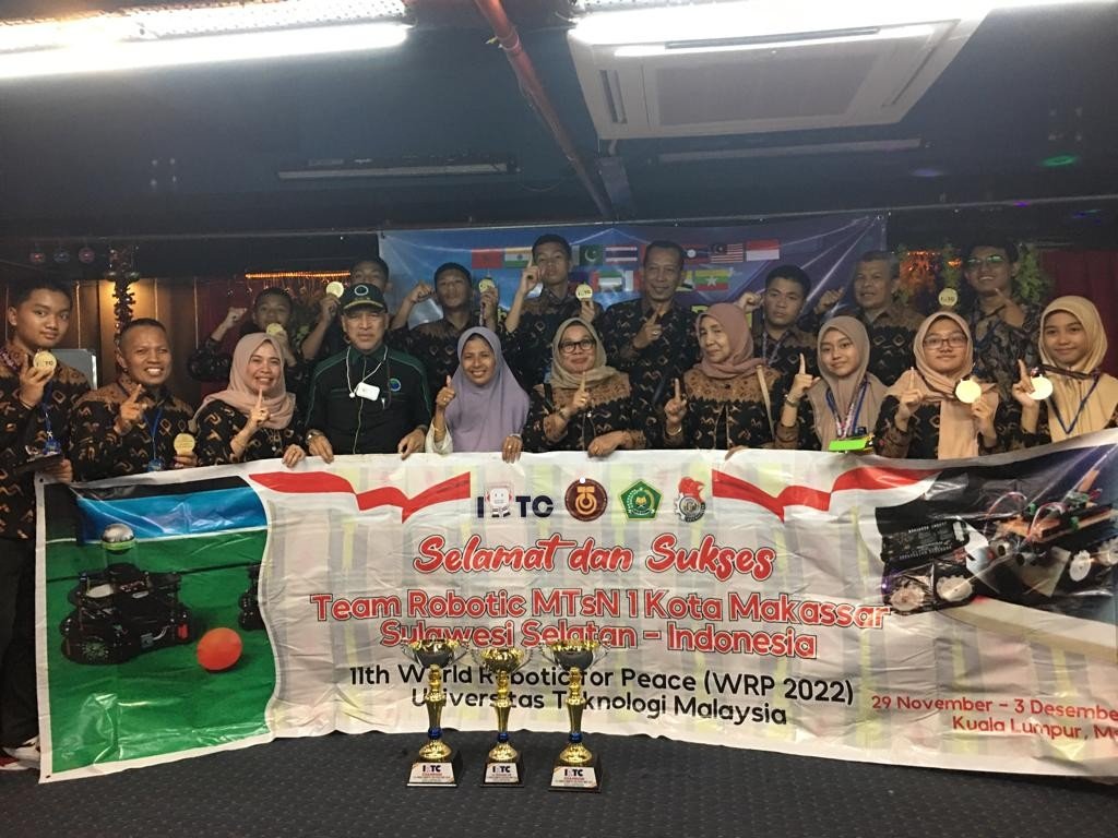 Tim Robotik MTsN 1 Kota Makassar Berhasil Meraih Juara 1 dalam Lomba World Robotic for Peace (WRP) Tahun 2022 di Universitas Teknologi Malaysia