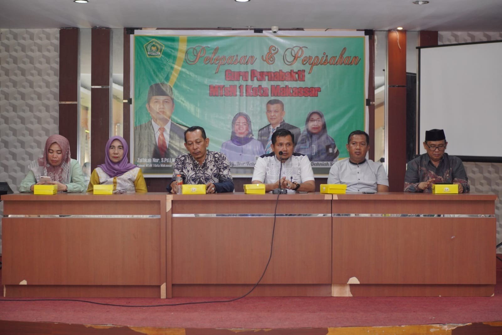 Pelepasan dan Perpisahan Guru Purnabakti MTsN 1 Kota Makassar
