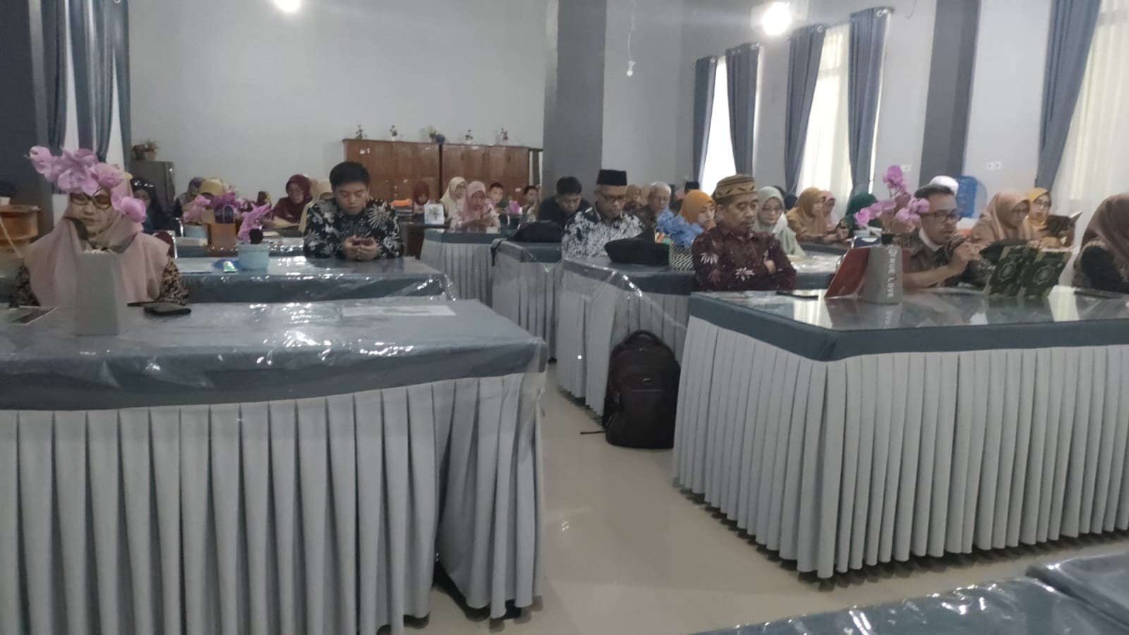 Mengawali Kegiatan Pagi di Bulan Suci, Seluruh Guru dan Pegawai MTsN 1 Kota Makassar Rutin Melaksanakan Tadarus Al-Qur\'an