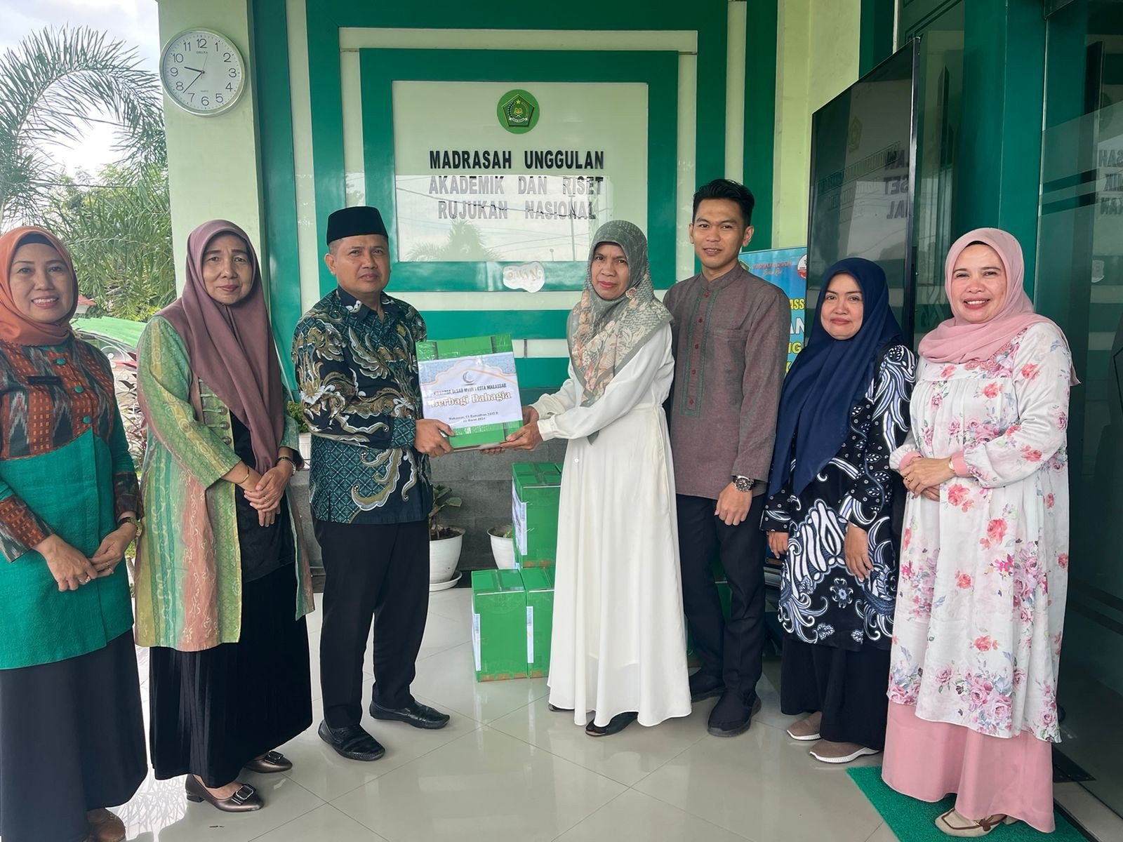Berbagi Bahagia di Bulan Mulia, MTsN 1 Kota Makassar Melaksanakan Program Berbagi Ramadhan 1445 H