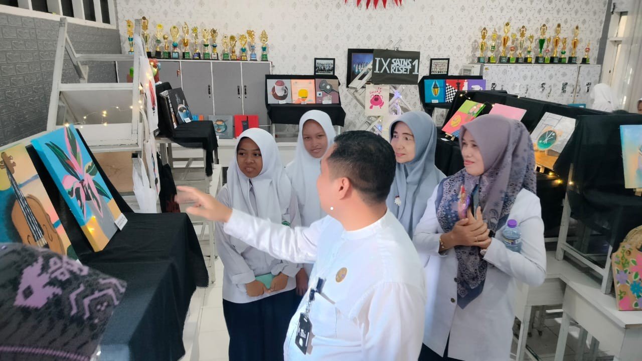Seluruh Siswa Kelas IX MTsN 1 Kota Makassar Menyelenggarakan Pameran Karya Seni