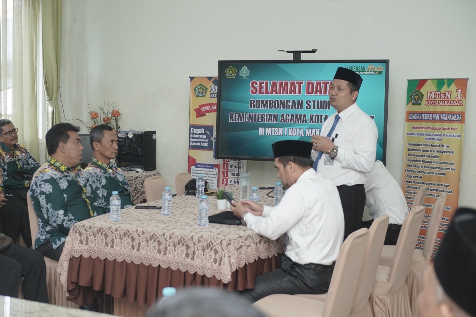 Rombongan Kementerian Agama Kota Pontianak Melakukan Kunjungan Studi Tiru di MTsN 1 Kota Makassar