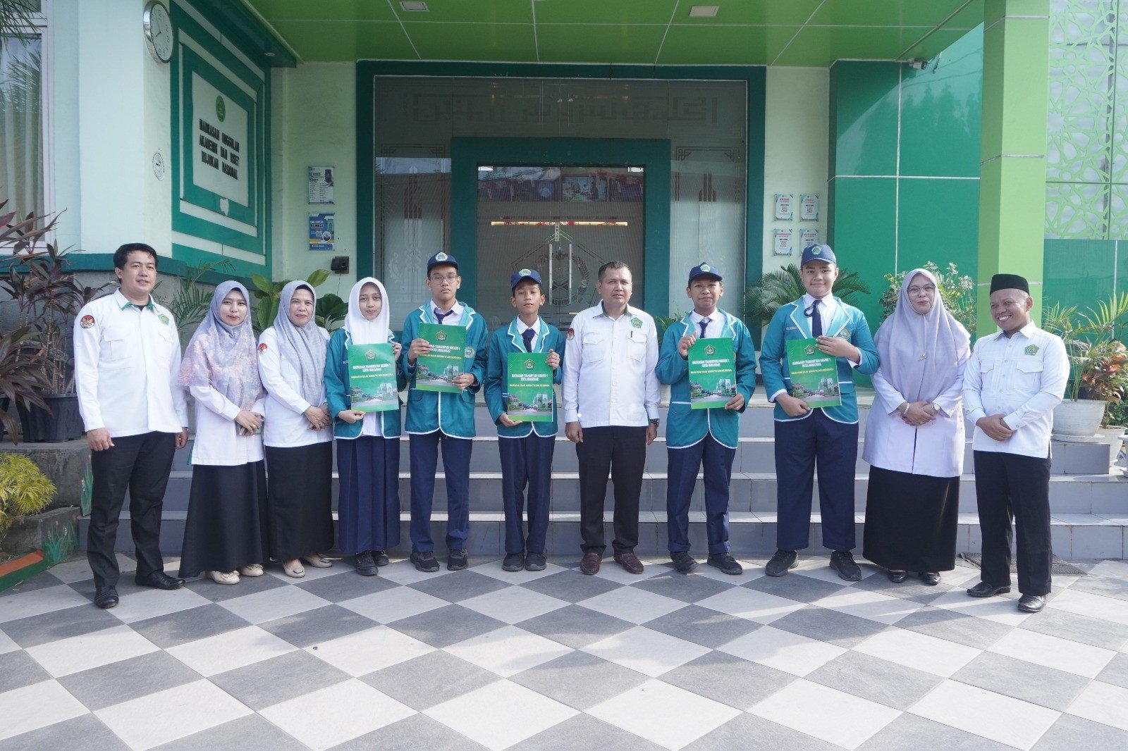 MTsN 1 Kota Makassar Laksanakan Apel Pagi dan Pemberian Penghargaan kepada Siswa Berprestasi
