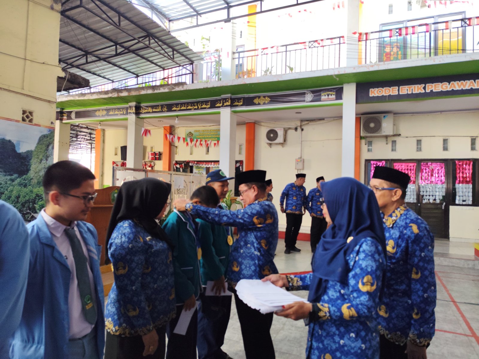 Siswa MTsN 1 Kota Makassar Mendapat Penghargaan dari Kakan Kemenag Kota Makassar Peraih Medali Emas OMI Tingkat Nasional