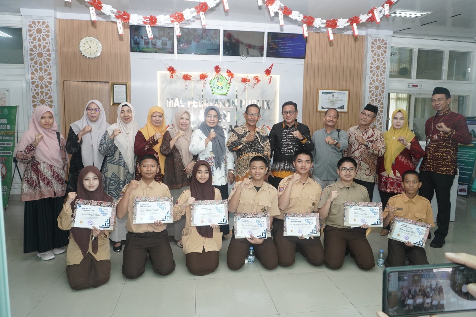UPZ Penzawa Kemenag Kota Makassar Berikan Bantuan Pendidikan Kepada Siswa Peraih Medali OMI Tingkat Nasional 2025