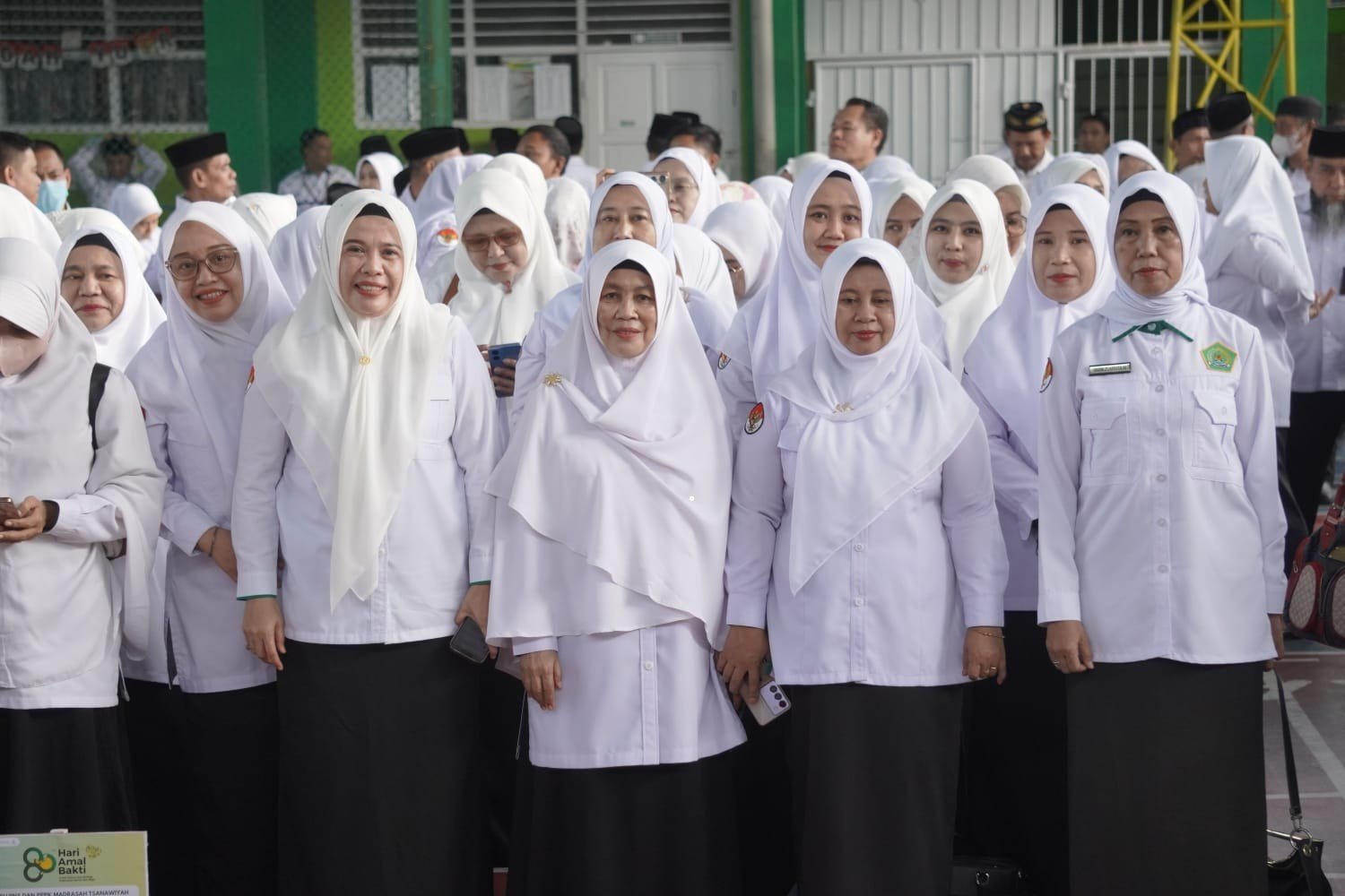 Guru dan Pegawai MTsN 1 Kota Makassar Ikuti Upacara Peringatan HAB ke-80 Kementerian Agama