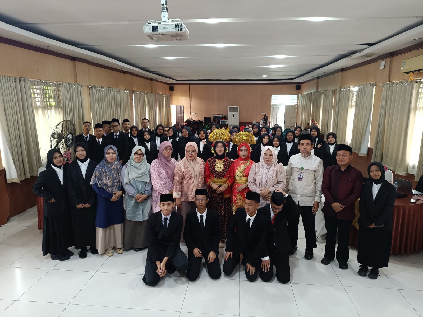 Siswa Kelas IX Sains dan Riset MTsN 1 Kota Makassar Laksanakan Seminar Hasil Penelitian