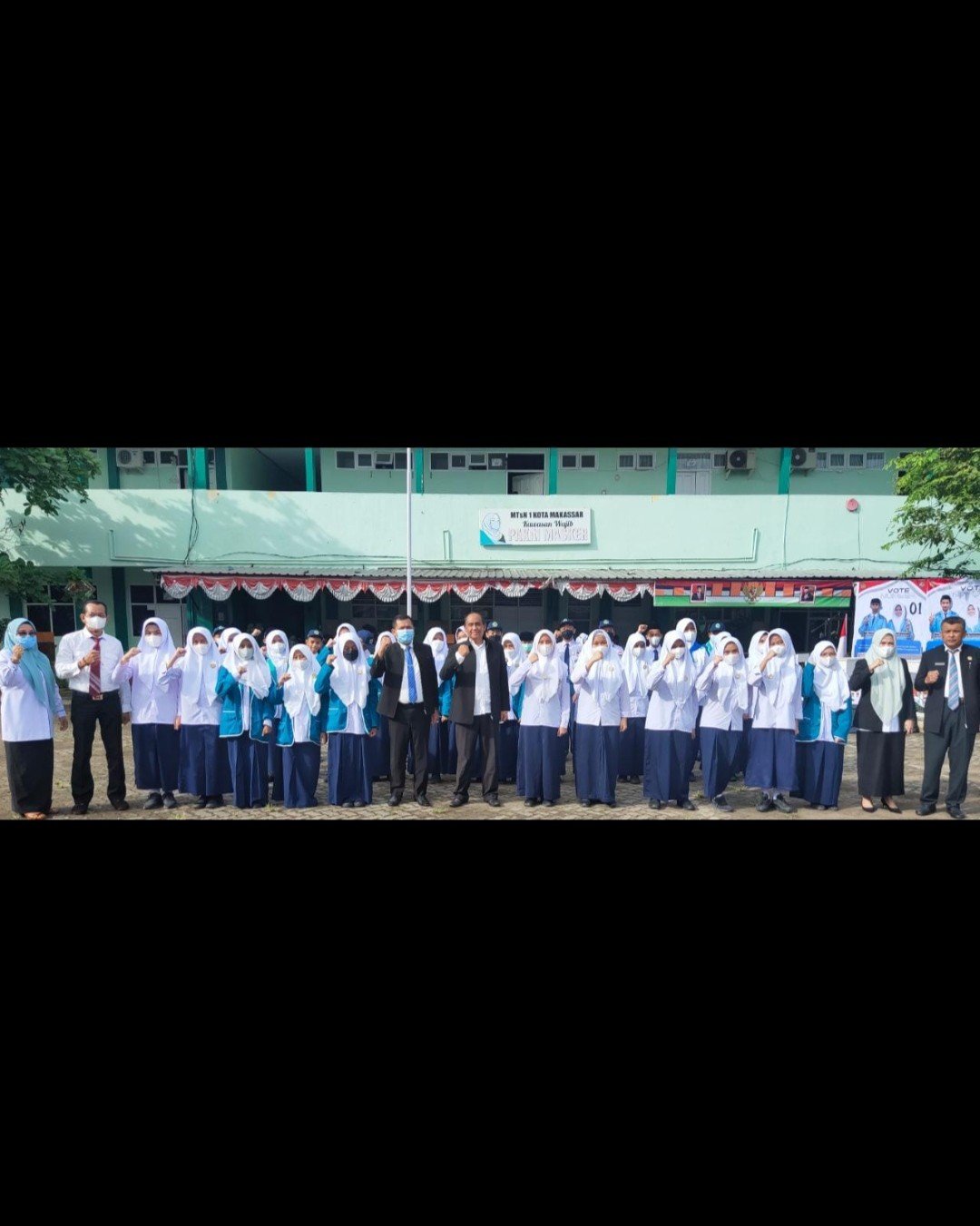 Penganugerahan Pin Kepada 325 Siswa Berprestasi yang Telah Juara Pada Olimpiade Tingkat Nasional Sekaligus Debat Calon Ketua Osim MTsN 1 Kota Makassar