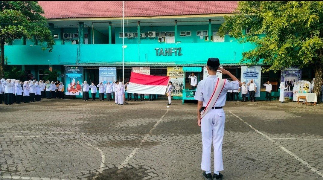 Gemuruh Prestasi MTsN 1 Kota Makassar, Upacara Senin Jadi Momen Penuh Kebanggaan