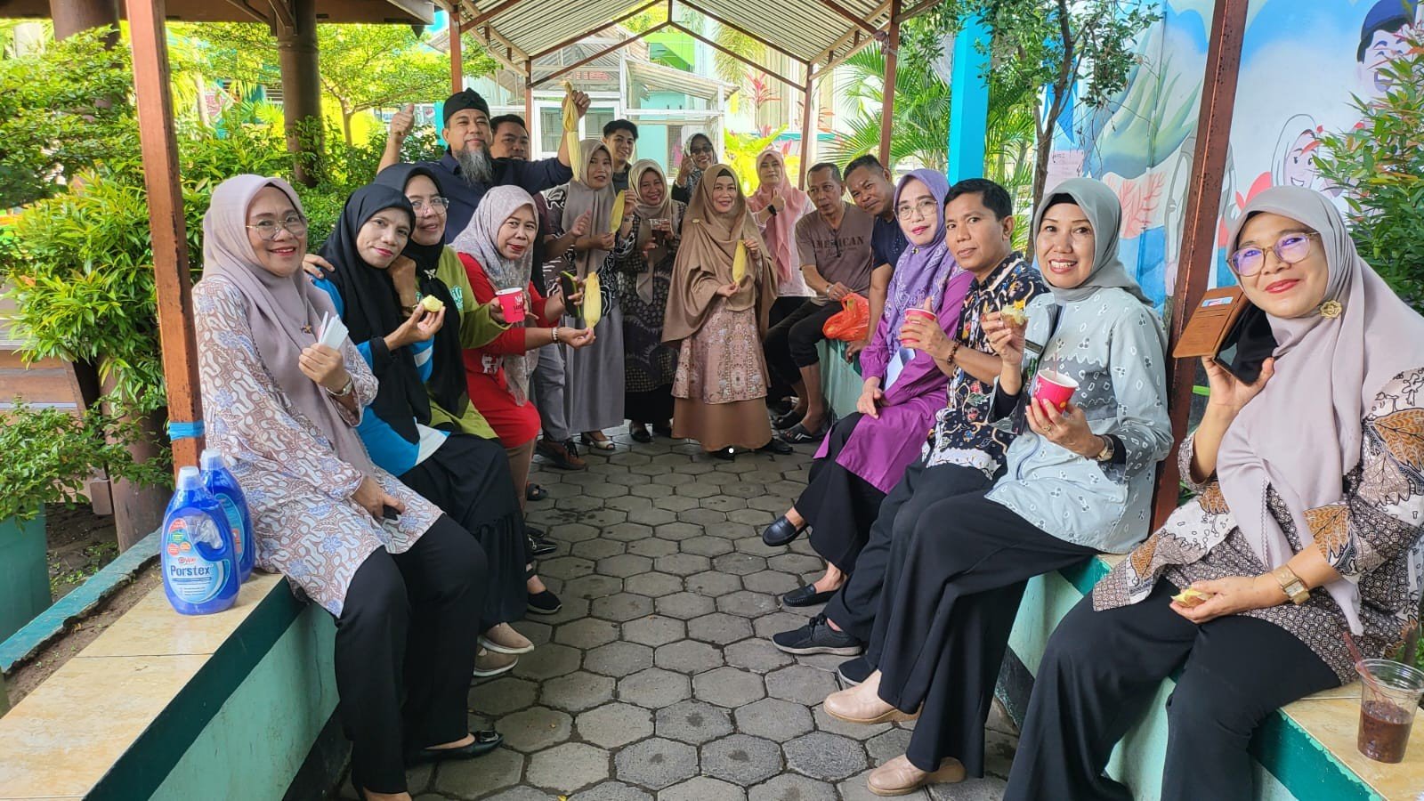 MTsN 1 Kota Makassar Laksanakan Kerja Bakti Bersama Guru dan Pegawai